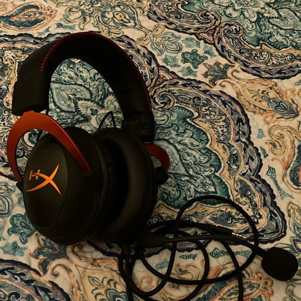 Hyper gaming headset with detachable mic